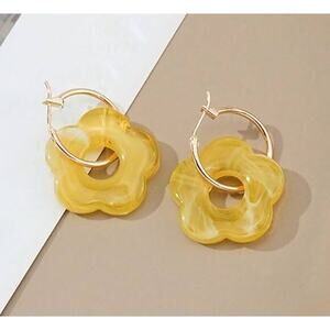 yellow flower resin hoop‎ earrings
